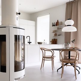 Installation moderne d’un poêle au gaz Jøtul